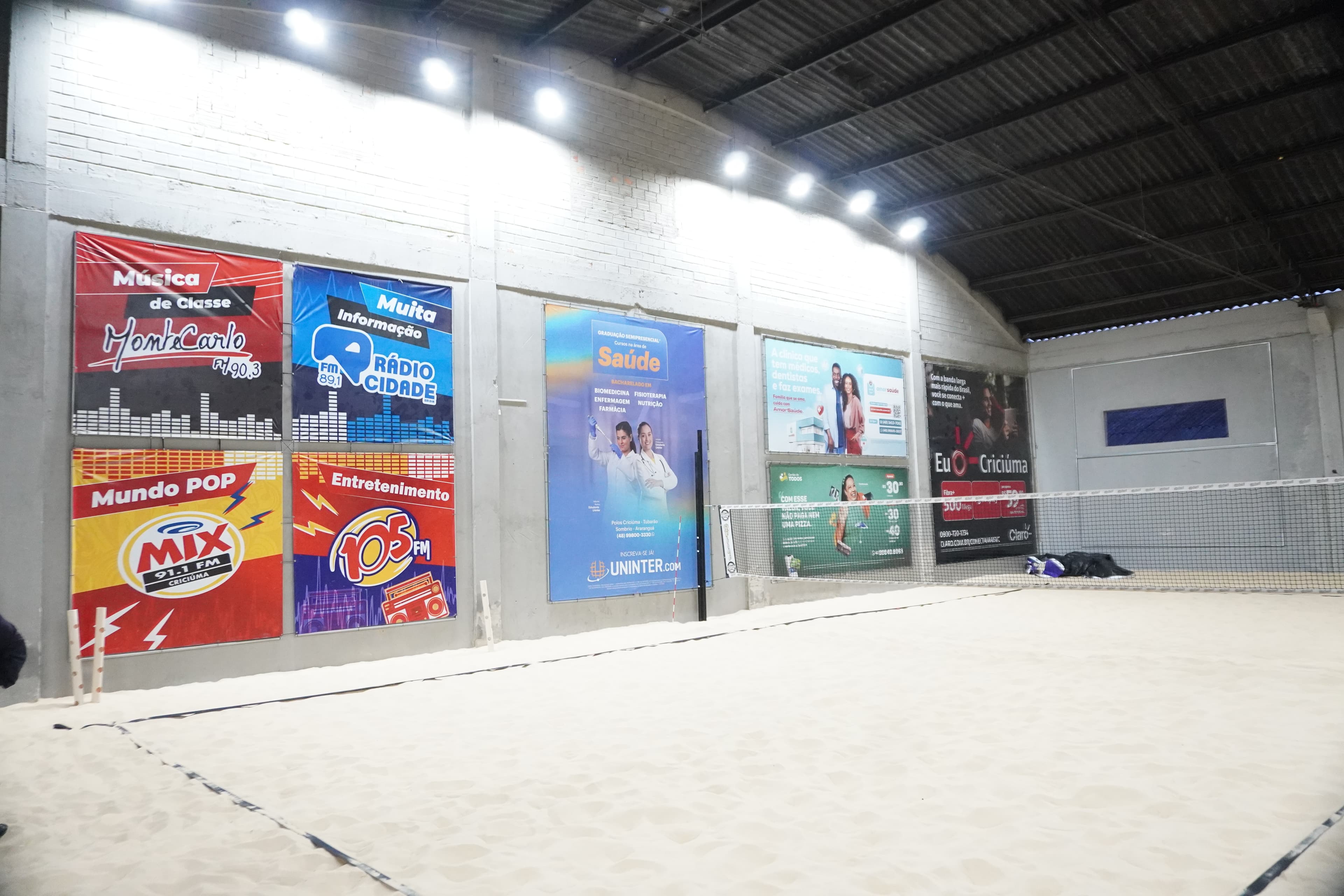 Placas de divulgação no complexo esportivo Raboni
