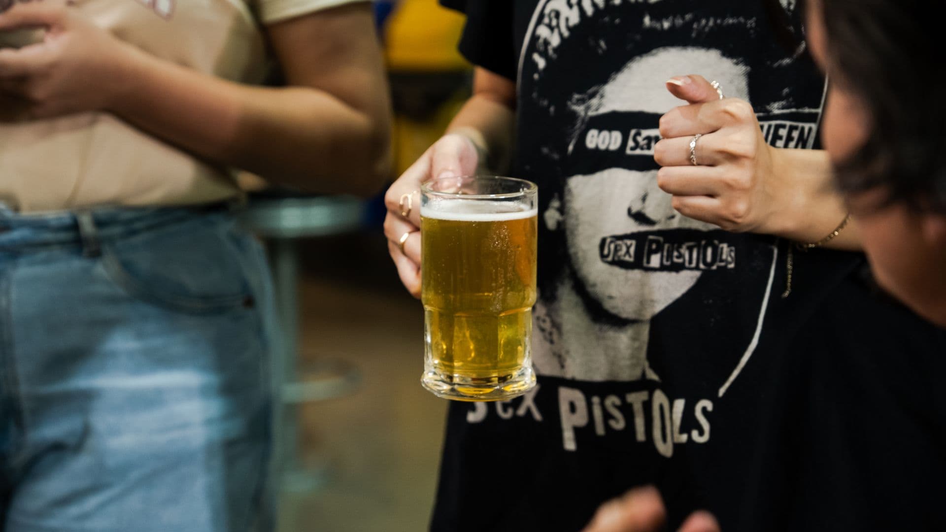 Imagem representando um cliente segurando uma caneca de chope dentro do Planador Parrilla e Bar, no Complexo Esportivo Raboni