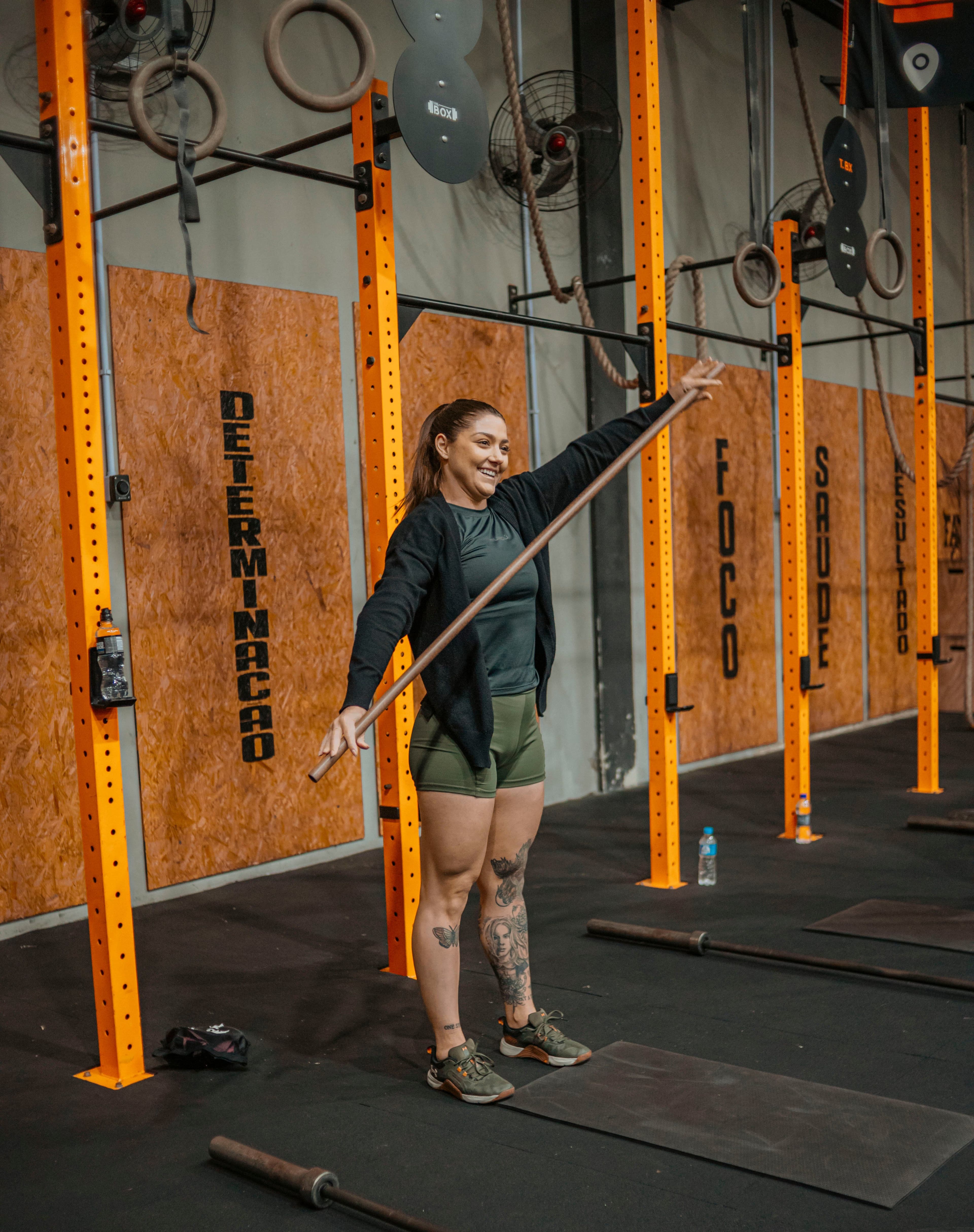 Imagem de uma cliente treinando na academia The Box, dentro do Complexo Esportivo Raboni