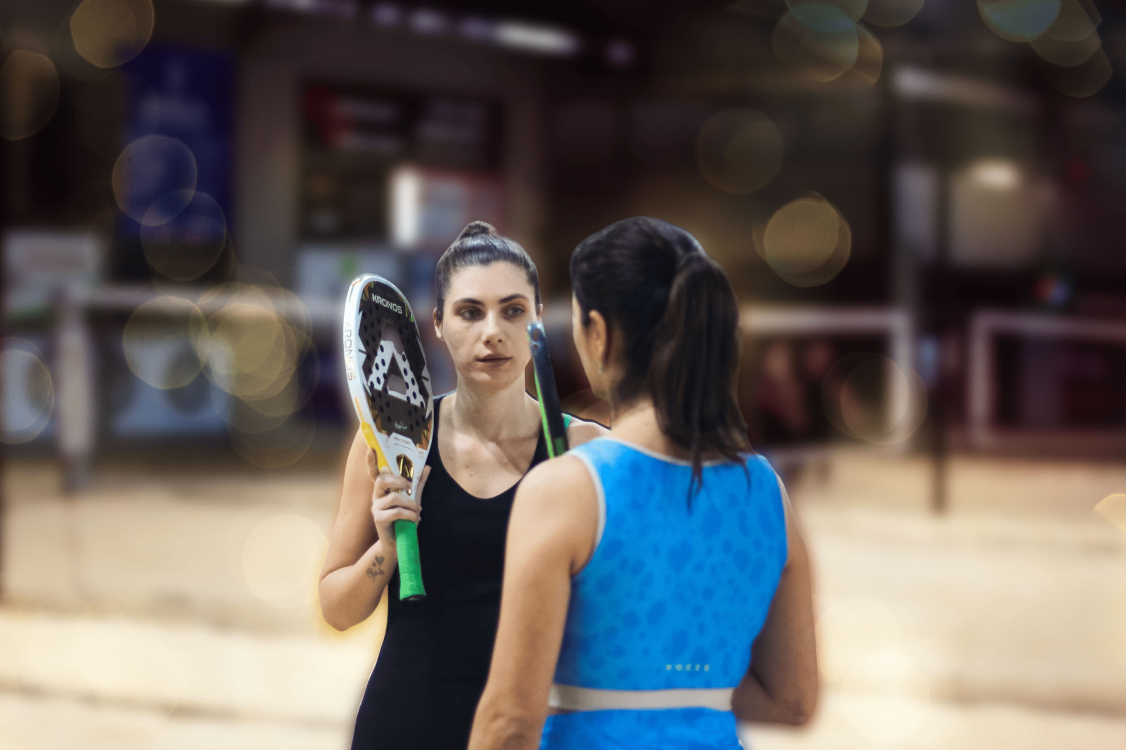Imagem representando duas jogadoras de beach tennis em uma quadra do Raboni Complexo Esportivo